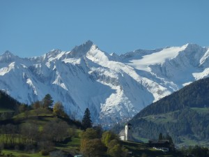 St. Nikolaus mit den Hinterbichler Bergen im Frühling